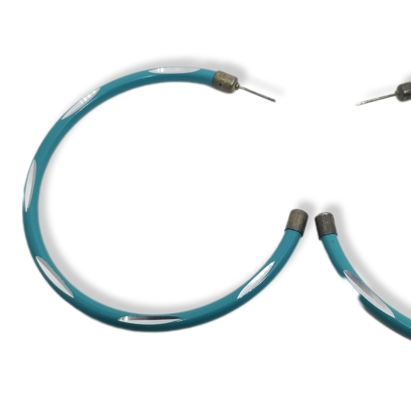 VINTAGE 1970s LARGE TURQUOISE BLUE  ENAMELED HOOP EARRINGS WITH DIAMOND CUTS - Picture 3 of 5